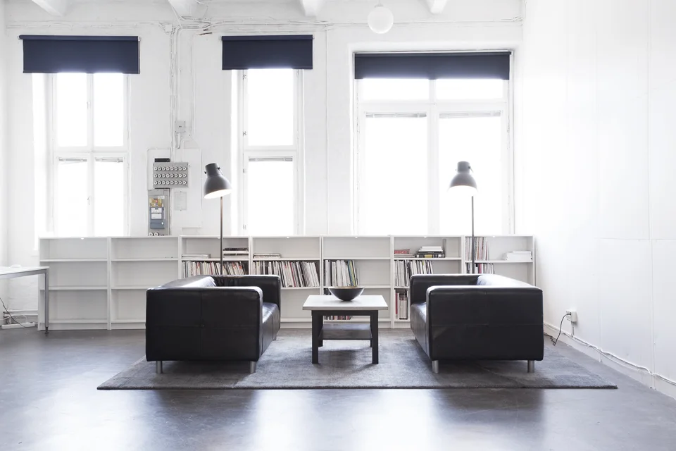 Lounge med soffgrupp och soffbord